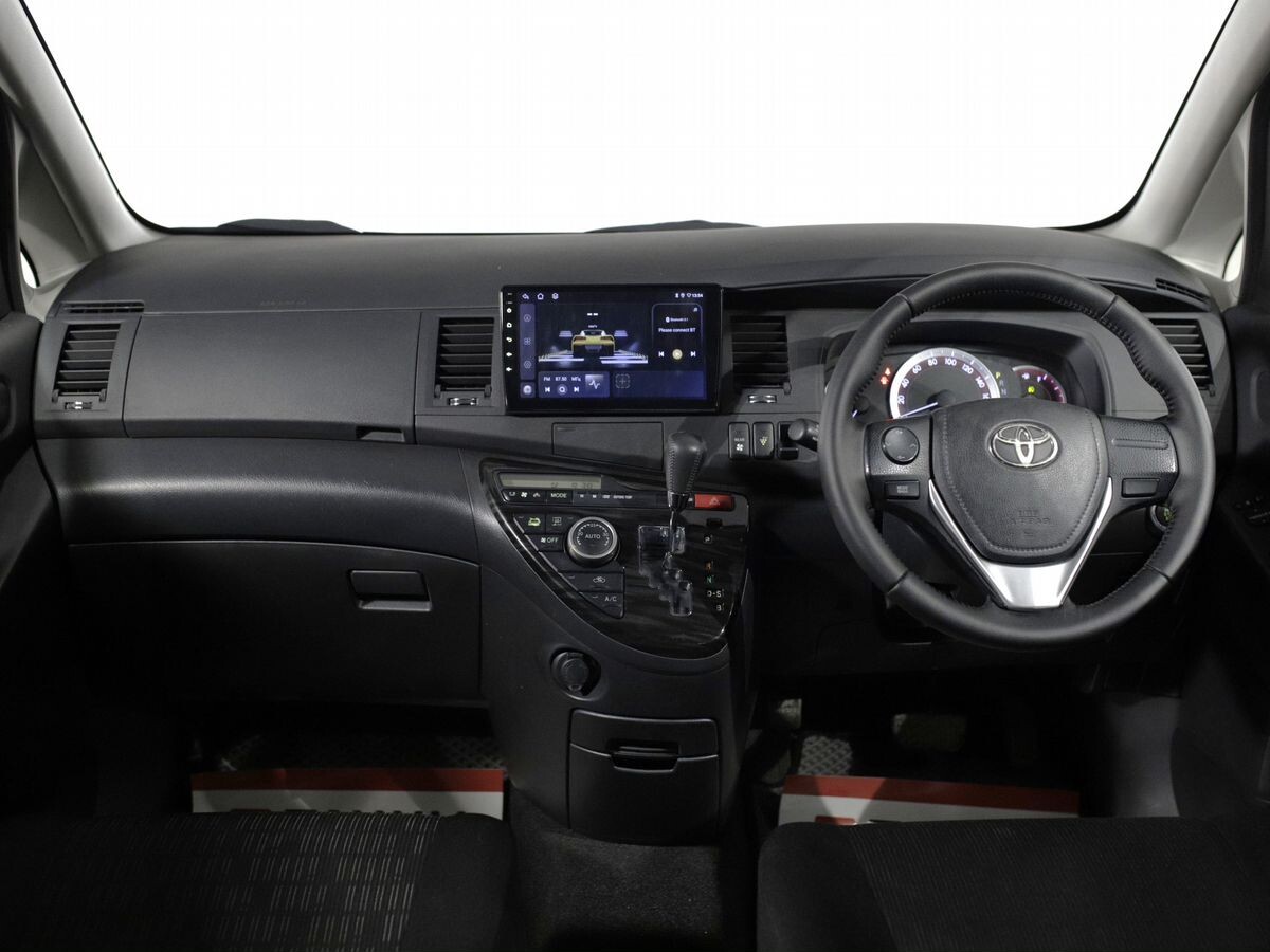 Toyota Isis 2012 - фото автомобиля