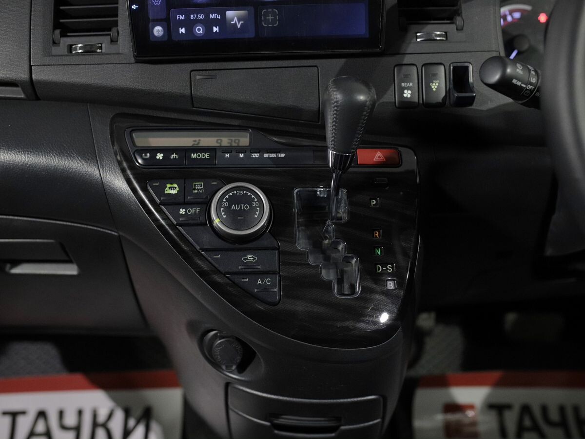 Toyota Isis 2012 - фото автомобиля