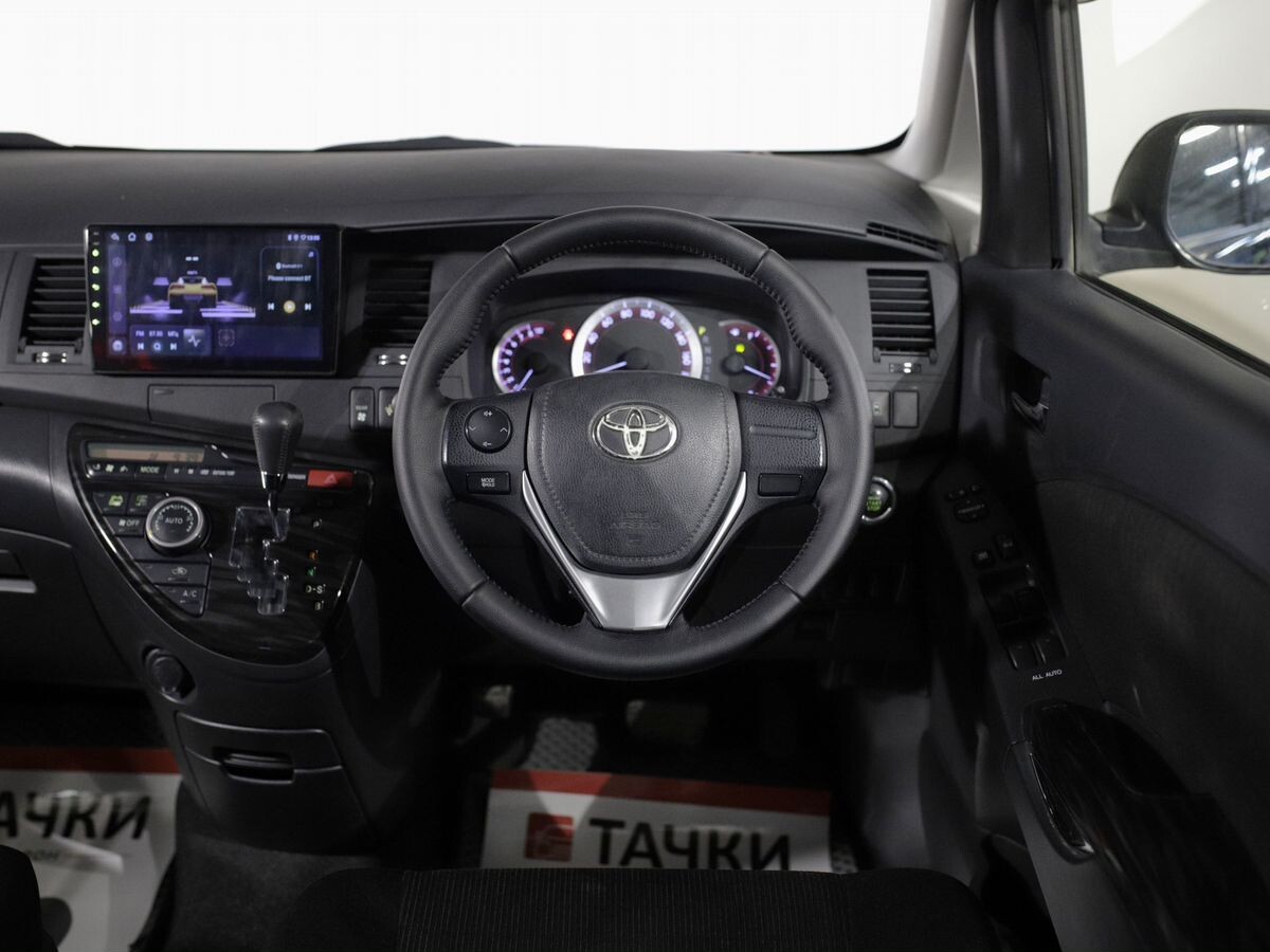 Toyota Isis 2012 - фото автомобиля
