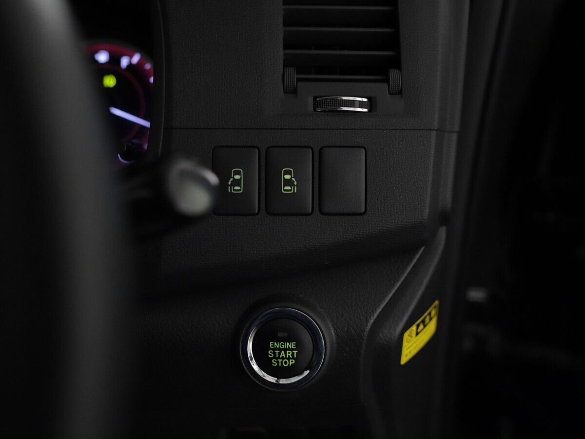 Toyota Isis 2012 - фото автомобиля