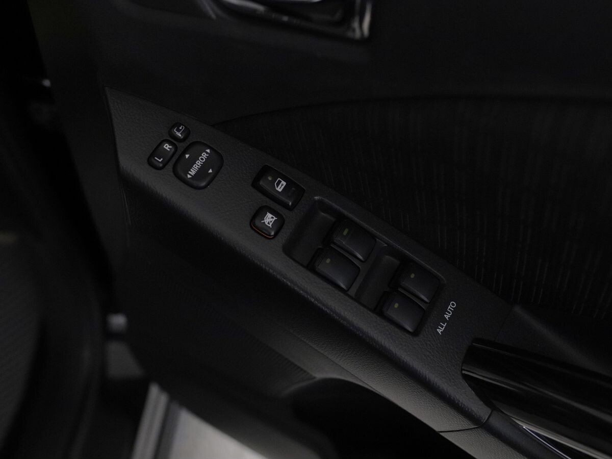 Toyota Isis 2012 - фото автомобиля