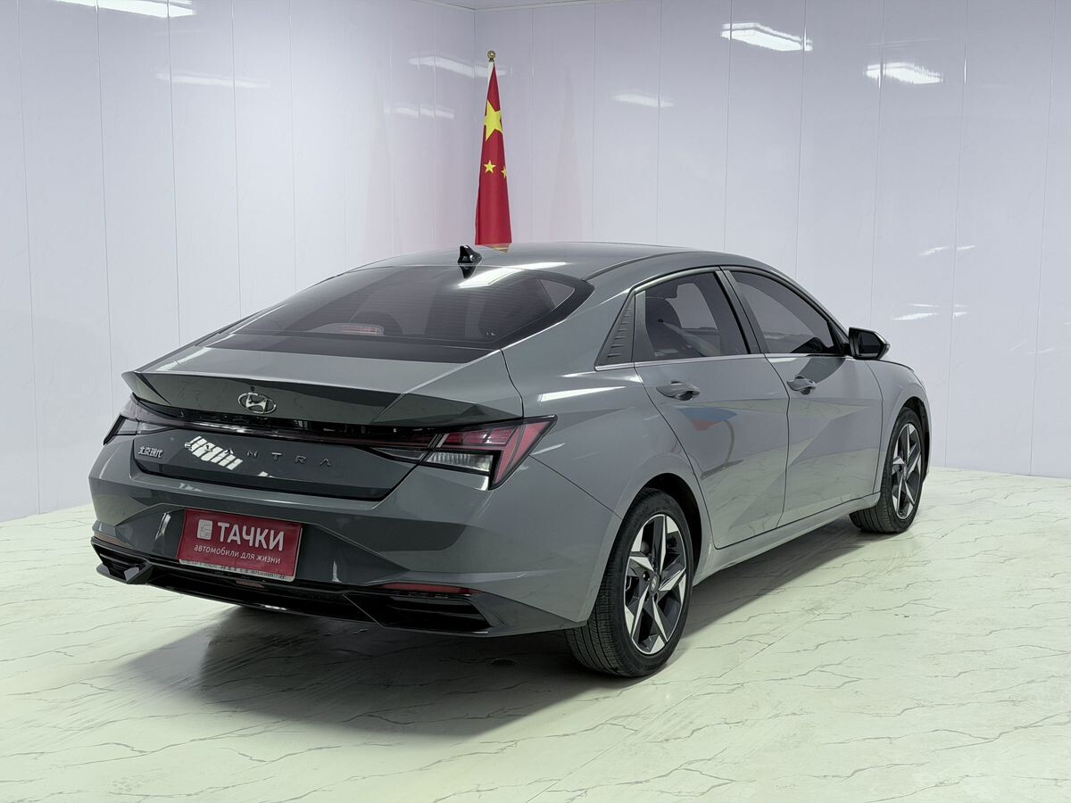 Hyundai Elantra 2022 - фото автомобиля
