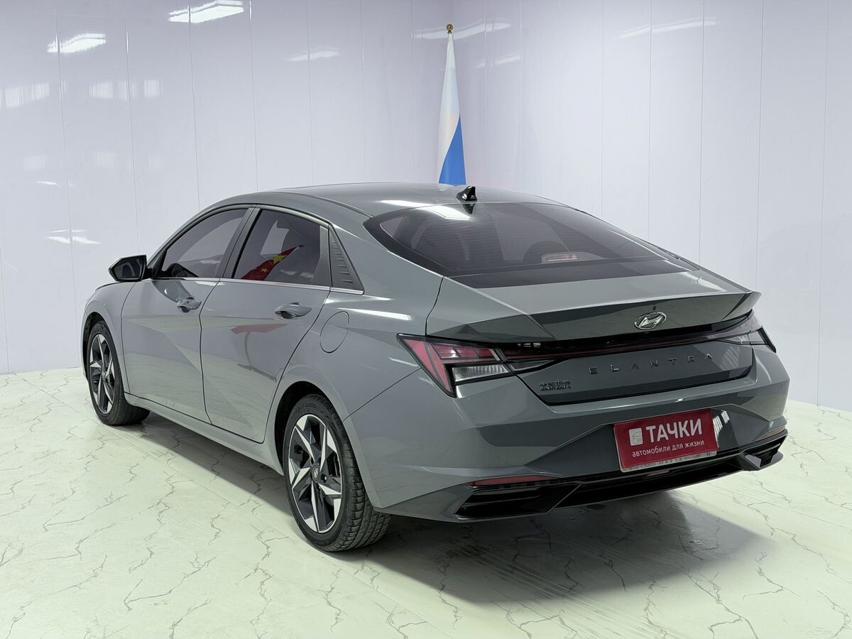 Hyundai Elantra 2022 - фото автомобиля