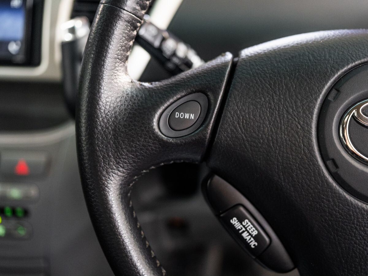 Toyota Voxy 2006 - фото автомобиля