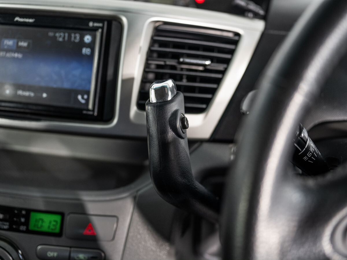 Toyota Voxy 2006 - фото автомобиля