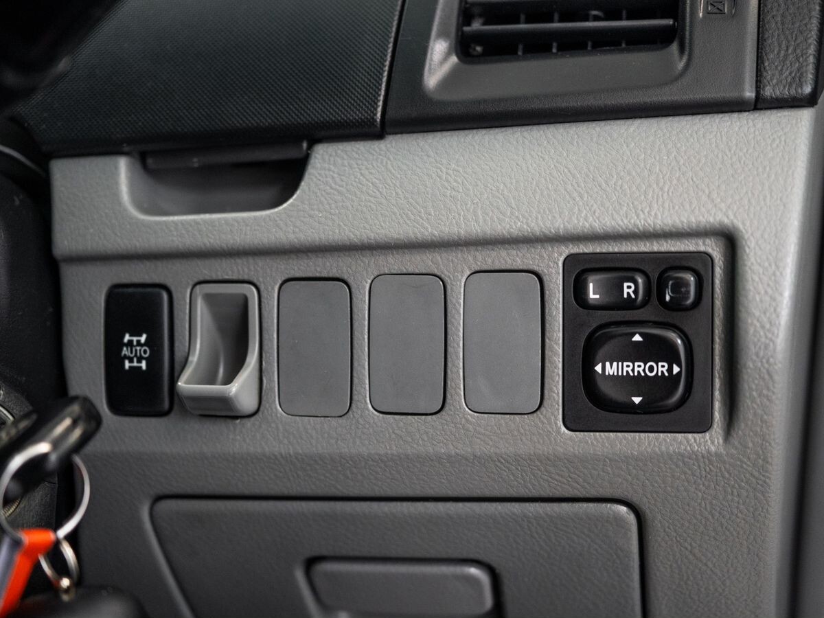 Toyota Voxy 2006 - фото автомобиля