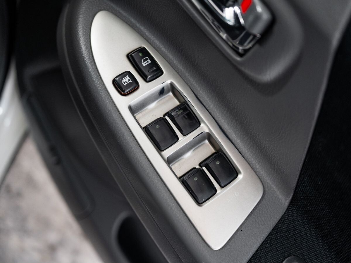 Toyota Voxy 2006 - фото автомобиля