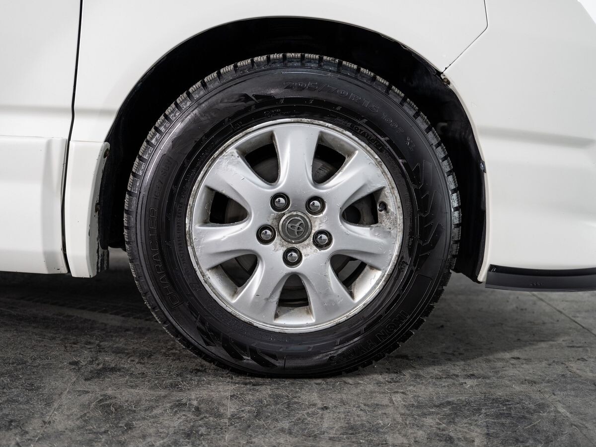 Toyota Voxy 2006 - фото автомобиля