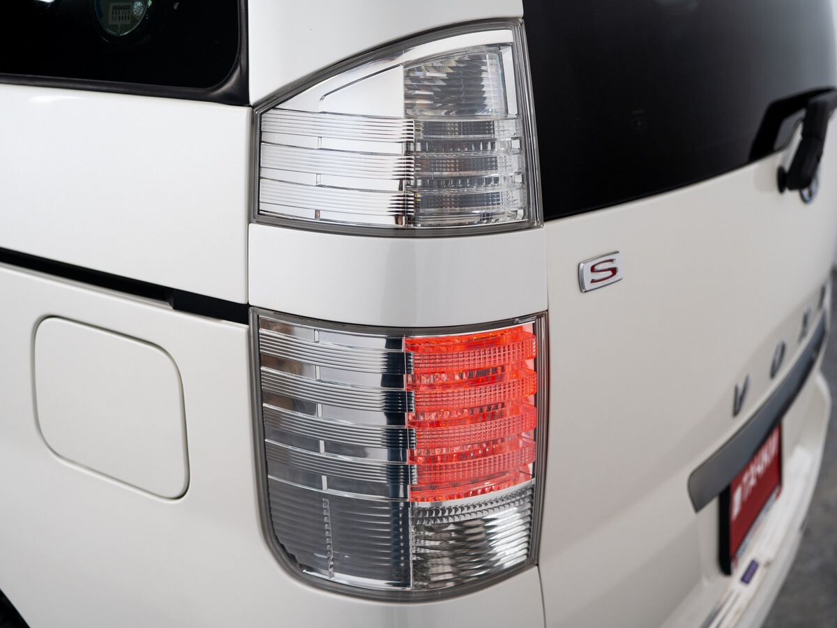 Toyota Voxy 2006 - фото автомобиля