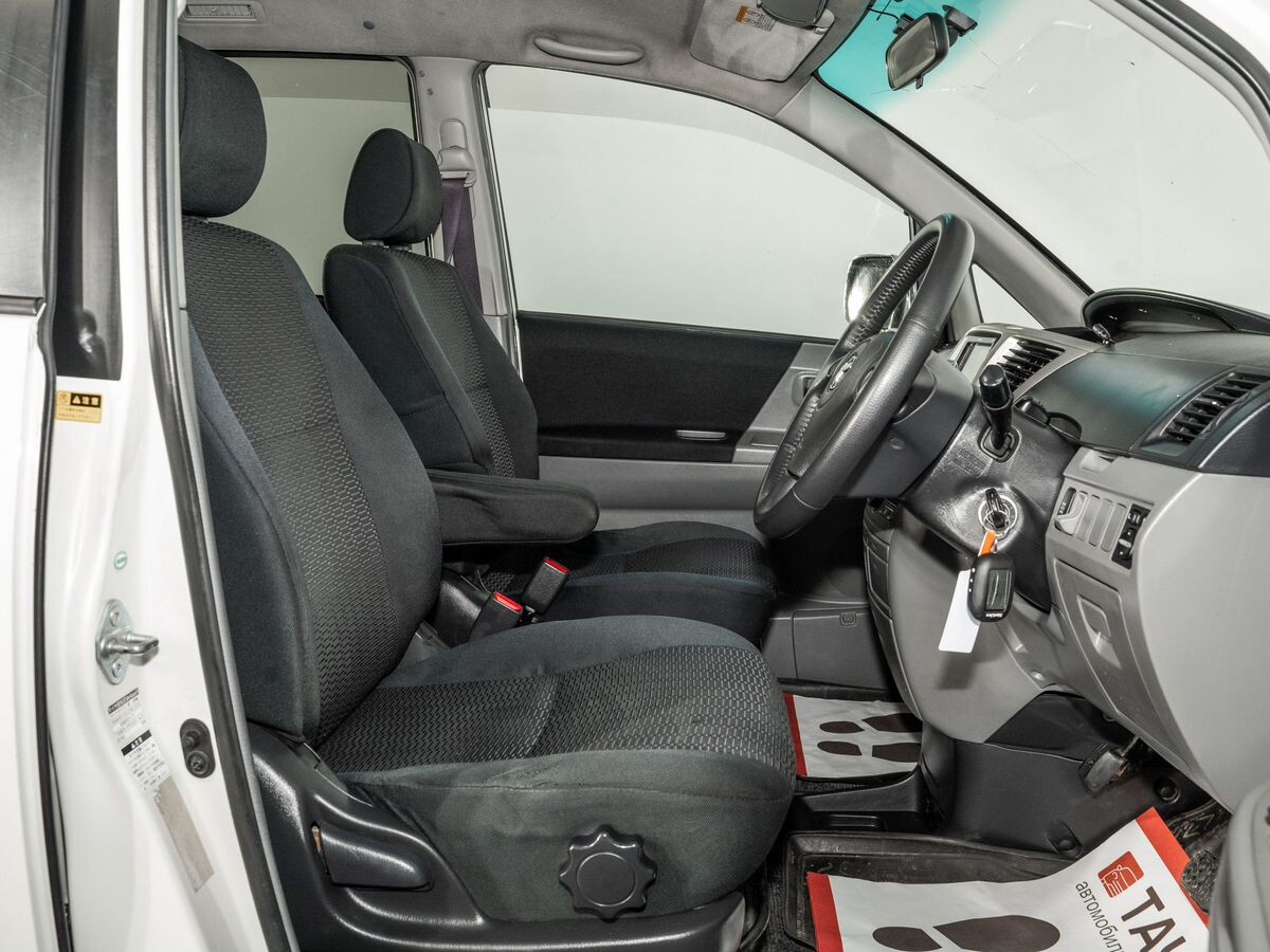 Toyota Voxy 2006 - фото автомобиля