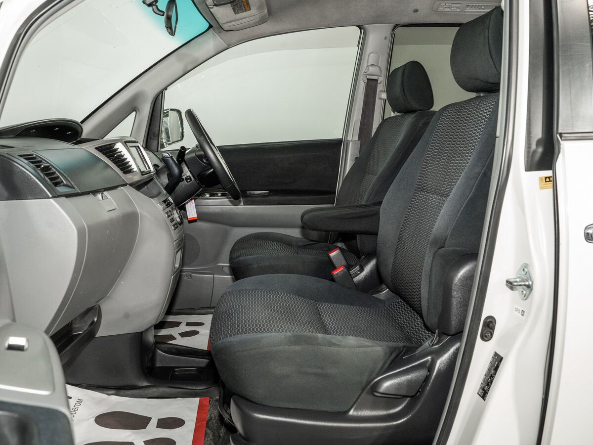 Toyota Voxy 2006 - фото автомобиля