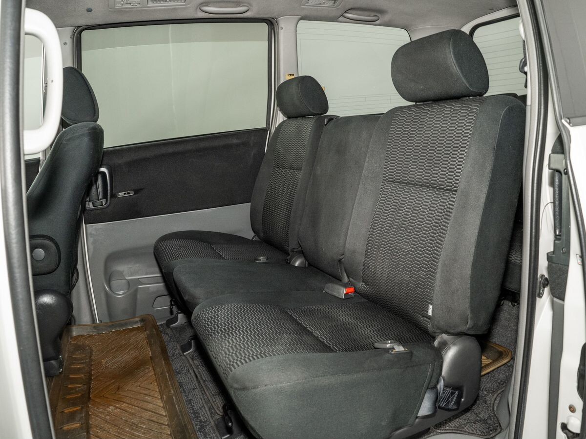 Toyota Voxy 2006 - фото автомобиля