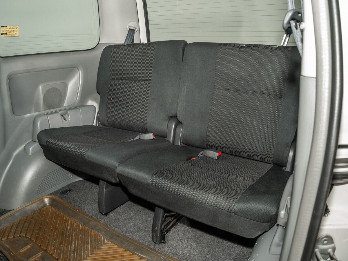 Toyota Voxy 2006 - фото автомобиля