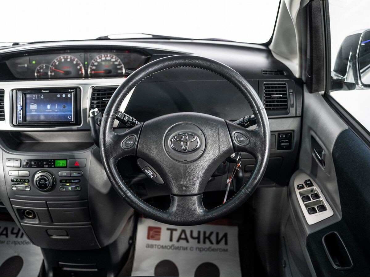 Toyota Voxy 2006 - фото автомобиля