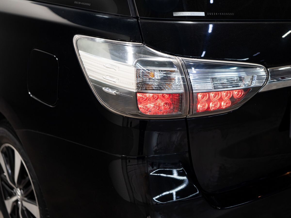 Toyota Wish 2015 - фото автомобиля