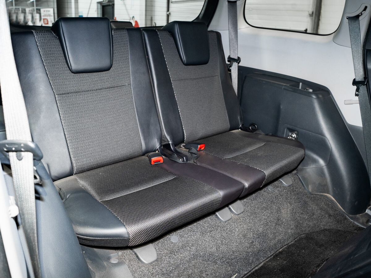 Toyota Wish 2015 - фото автомобиля