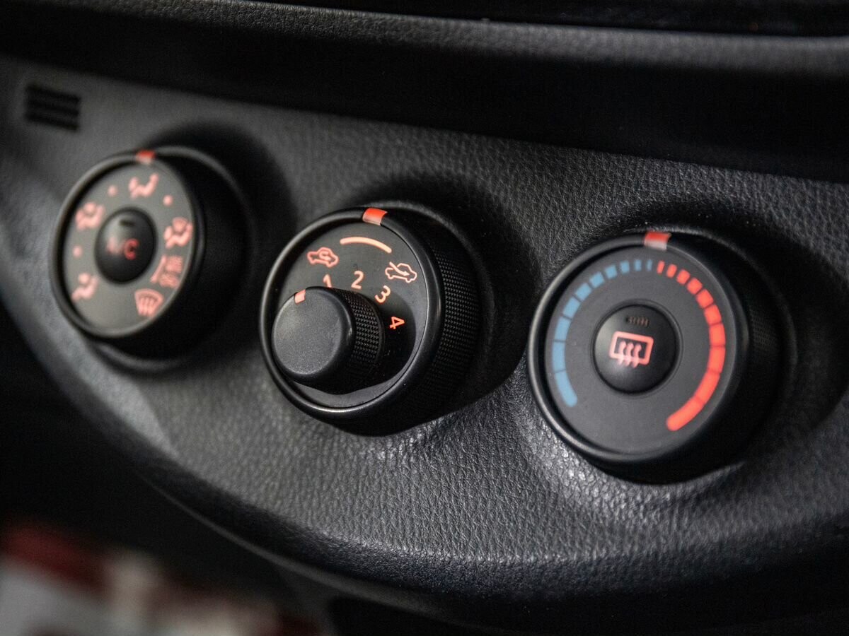 Toyota Vitz 2019 - фото автомобиля