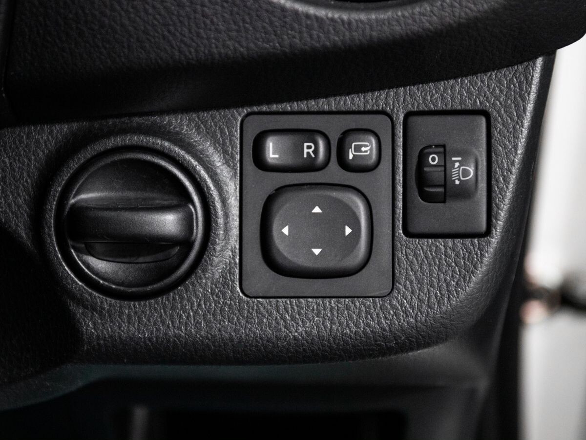 Toyota Vitz 2019 - фото автомобиля