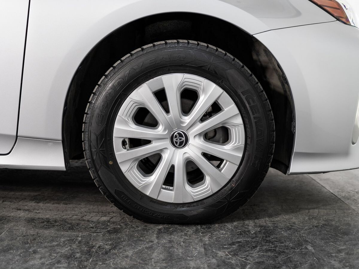 Toyota Prius 2019 - фото автомобиля