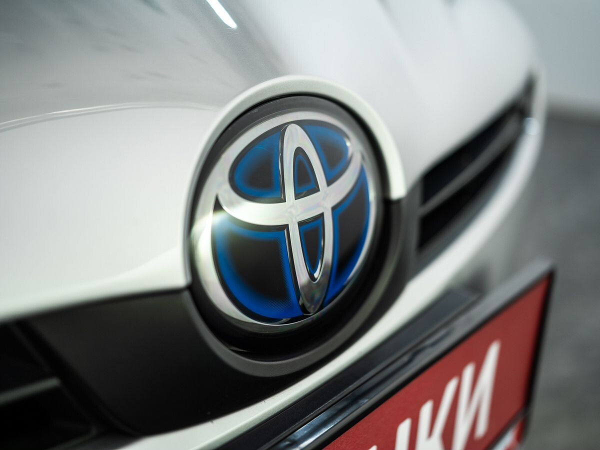 Toyota Prius 2019 - фото автомобиля