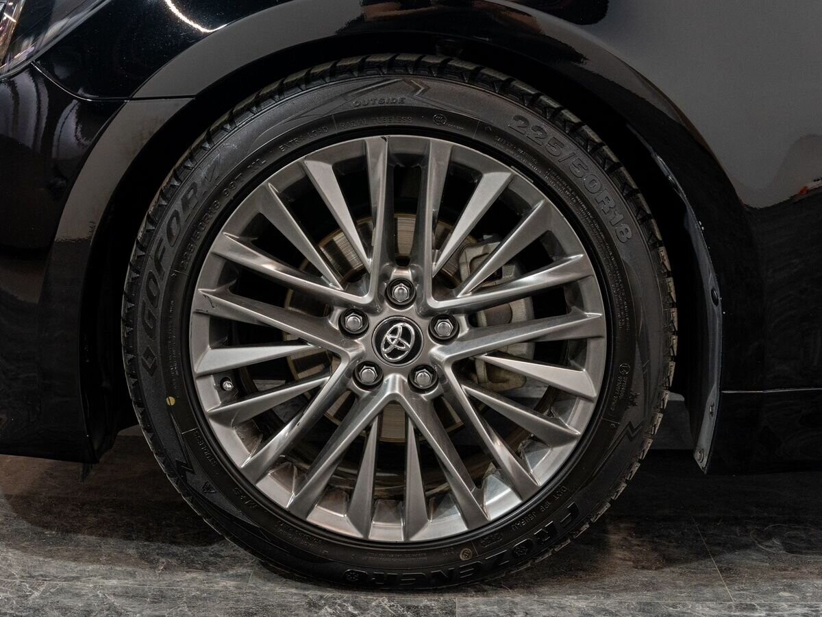 Toyota Crown 2018 - фото автомобиля