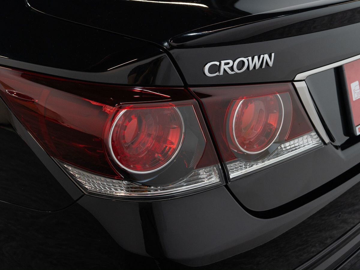 Toyota Crown 2018 - фото автомобиля