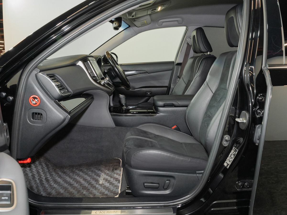 Toyota Crown 2018 - фото автомобиля