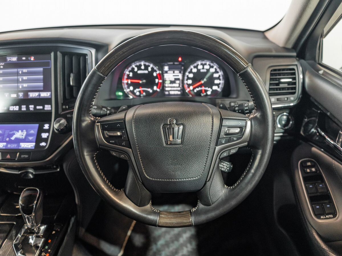 Toyota Crown 2018 - фото автомобиля