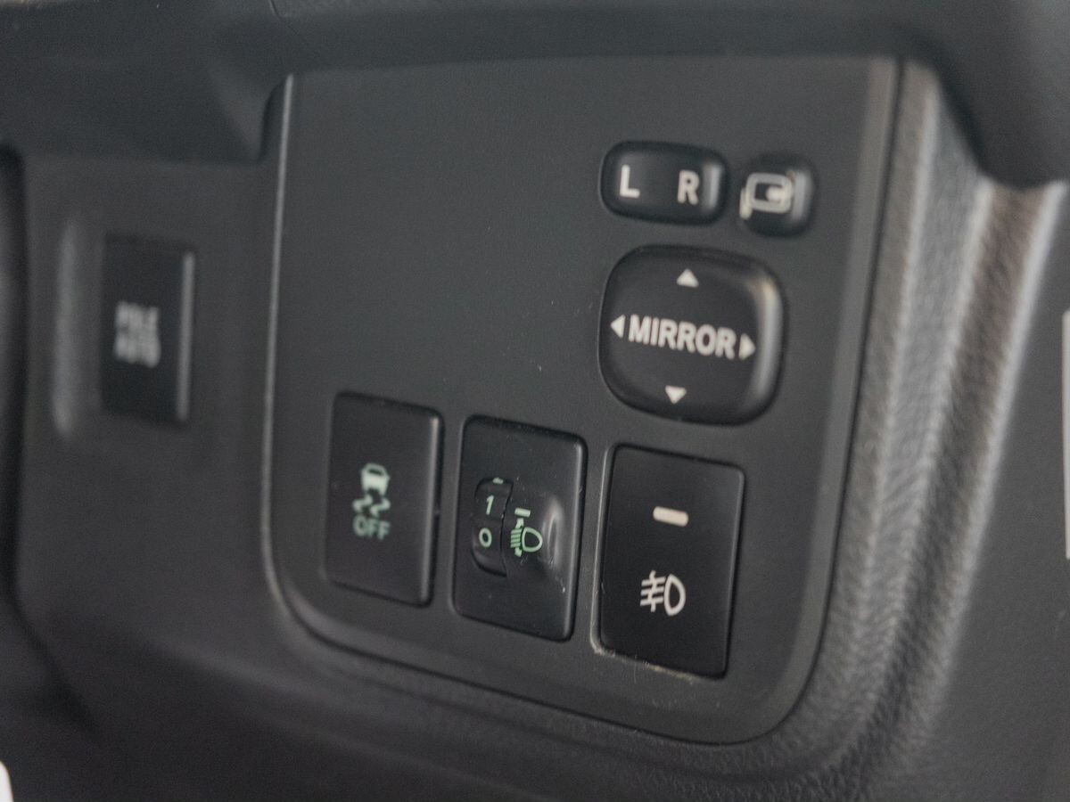 Toyota Wish 2010 - фото автомобиля