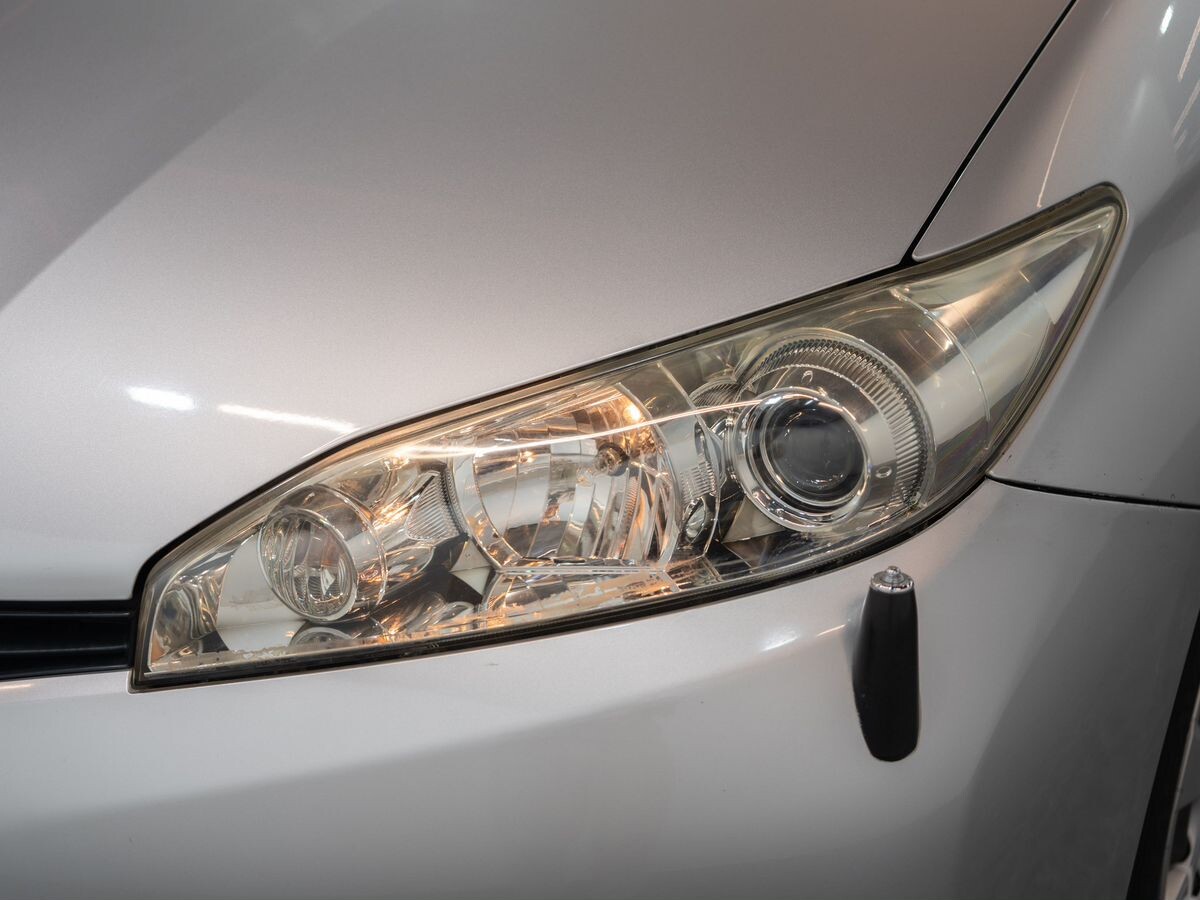 Toyota Wish 2010 - фото автомобиля