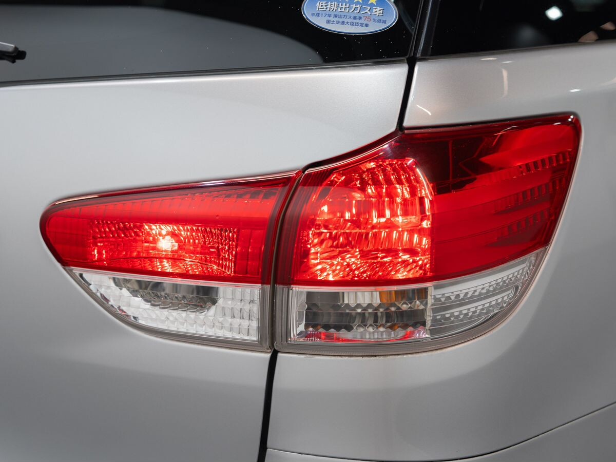 Toyota Wish 2010 - фото автомобиля