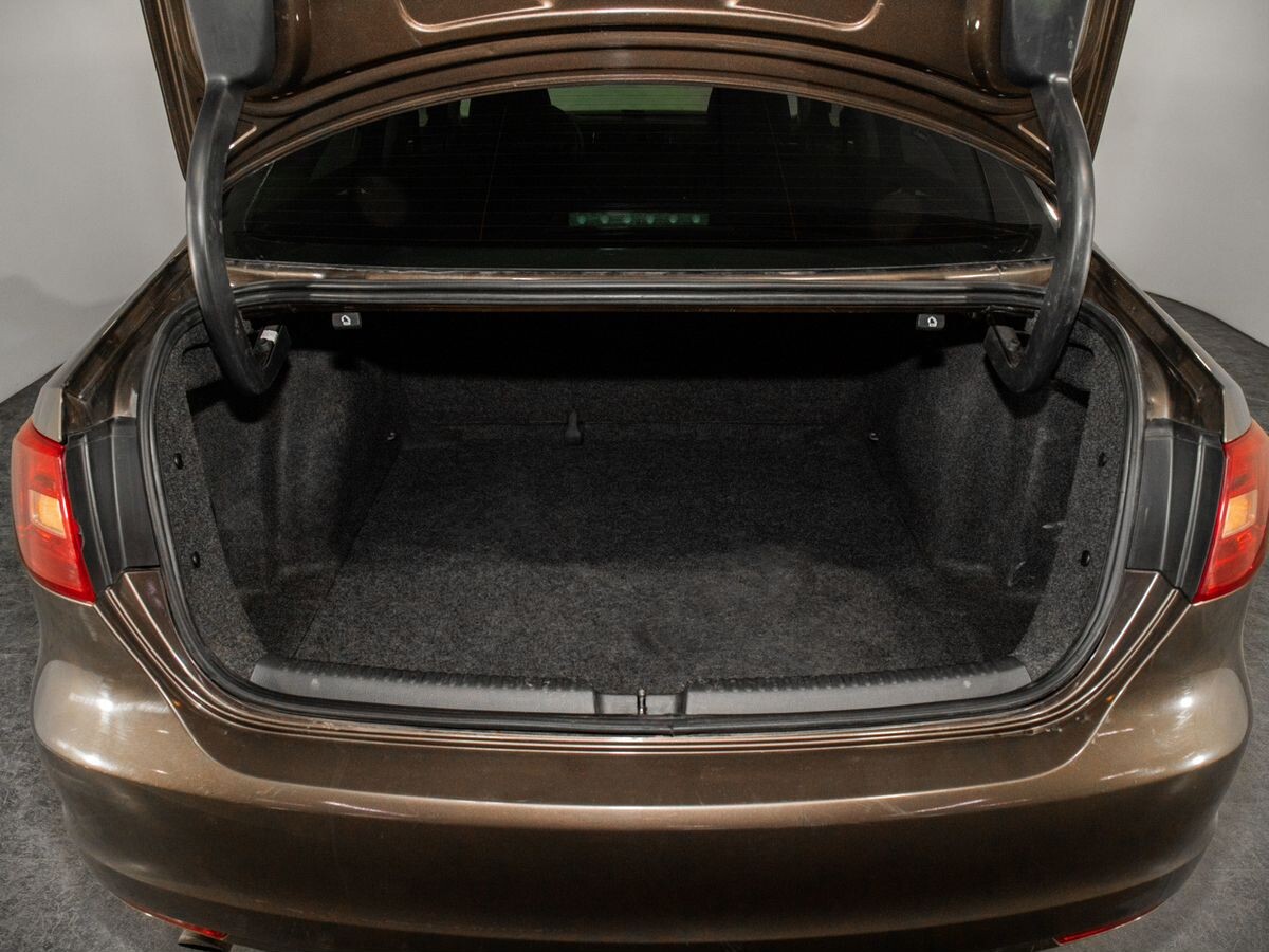 Volkswagen Jetta 2012 - фото автомобиля