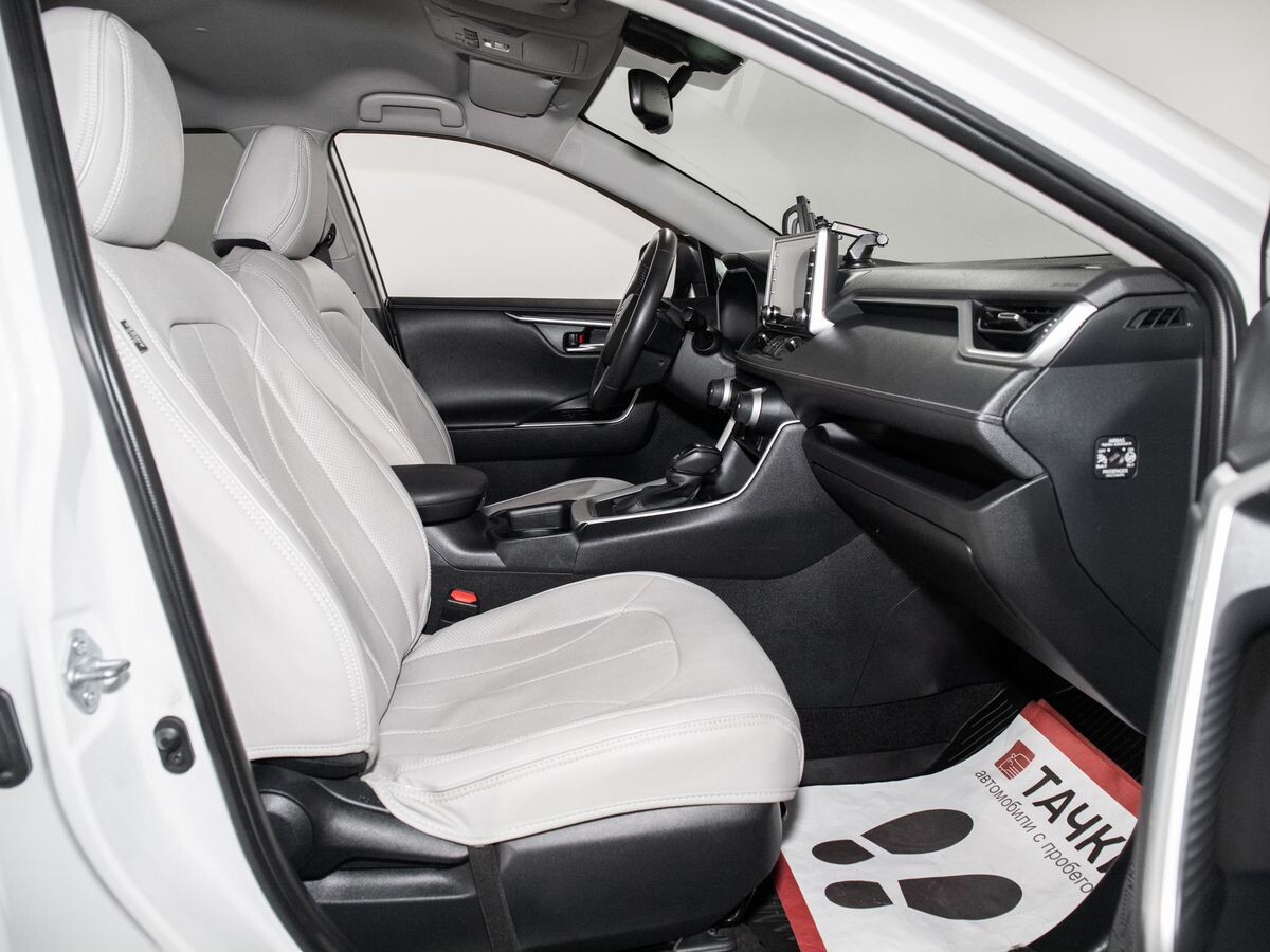 Toyota RAV4 2021 - фото автомобиля