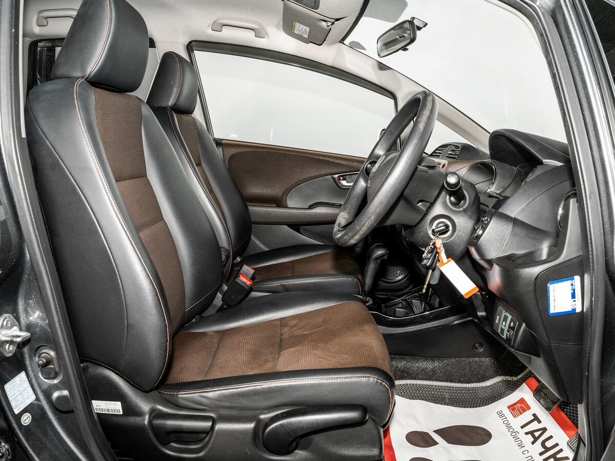 Honda Fit Shuttle 2011 - фото автомобиля