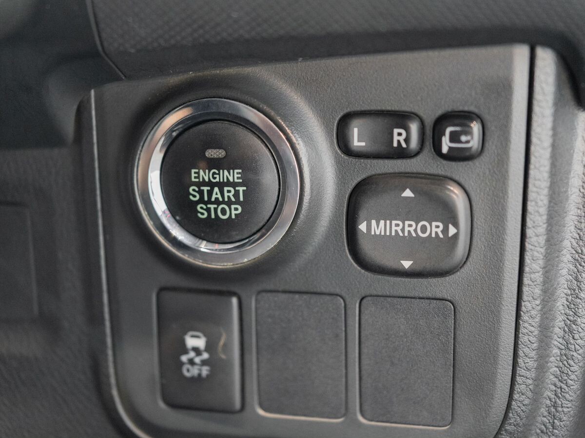 Toyota Wish 2013 - фото автомобиля