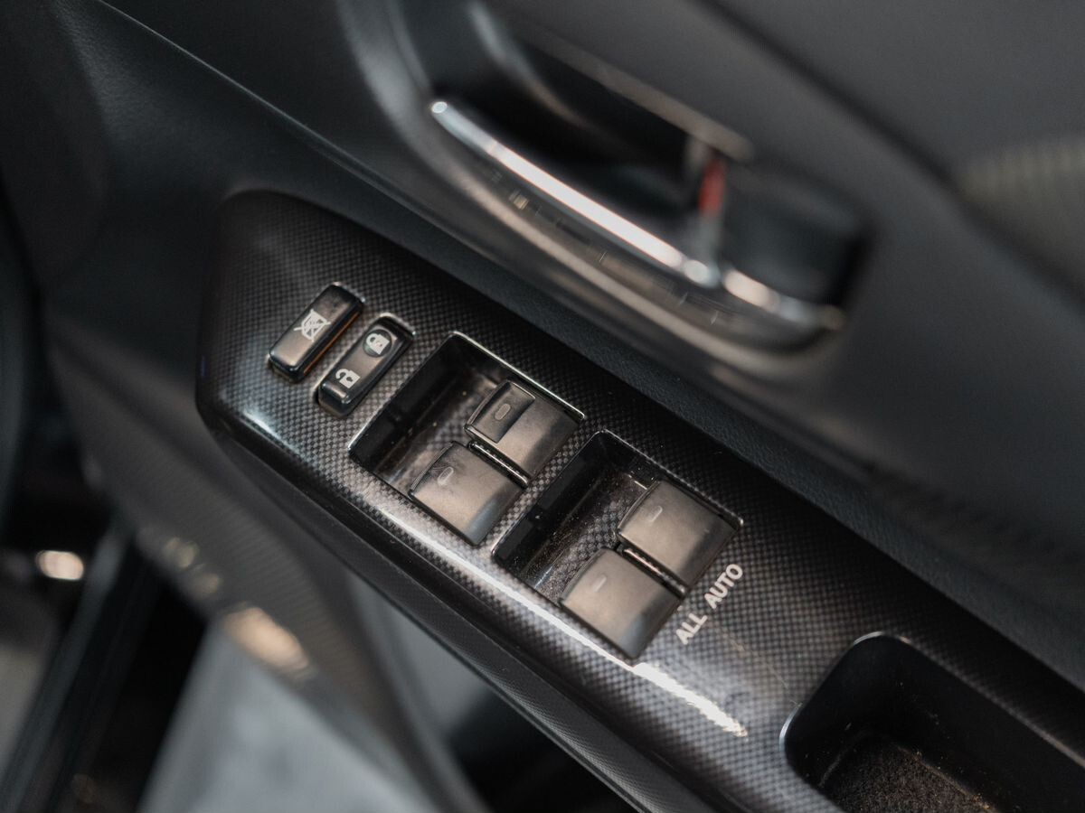 Toyota Wish 2013 - фото автомобиля