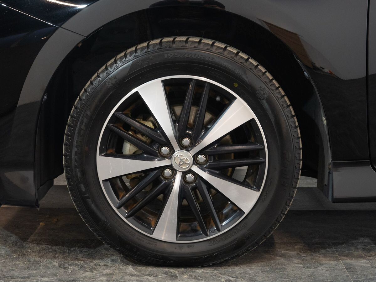 Toyota Wish 2013 - фото автомобиля