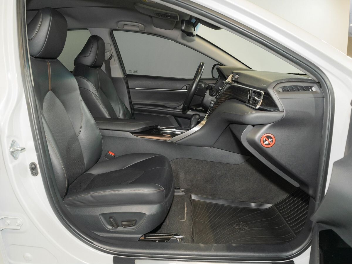 Toyota Camry 2020 - фото автомобиля