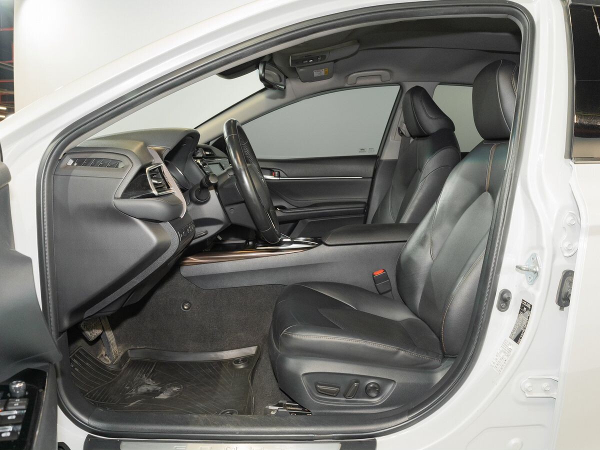 Toyota Camry 2020 - фото автомобиля