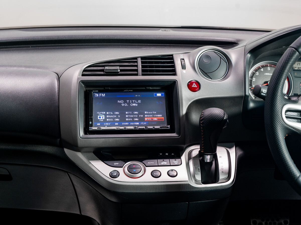 Honda Stream 2011 - фото автомобиля