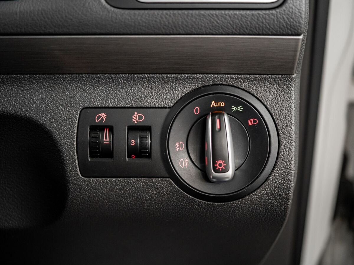 Volkswagen Touran 2012 - фото автомобиля
