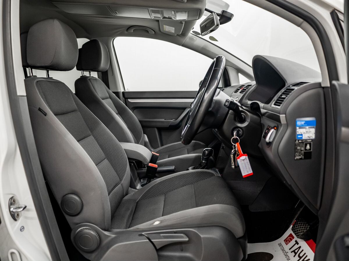 Volkswagen Touran 2012 - фото автомобиля