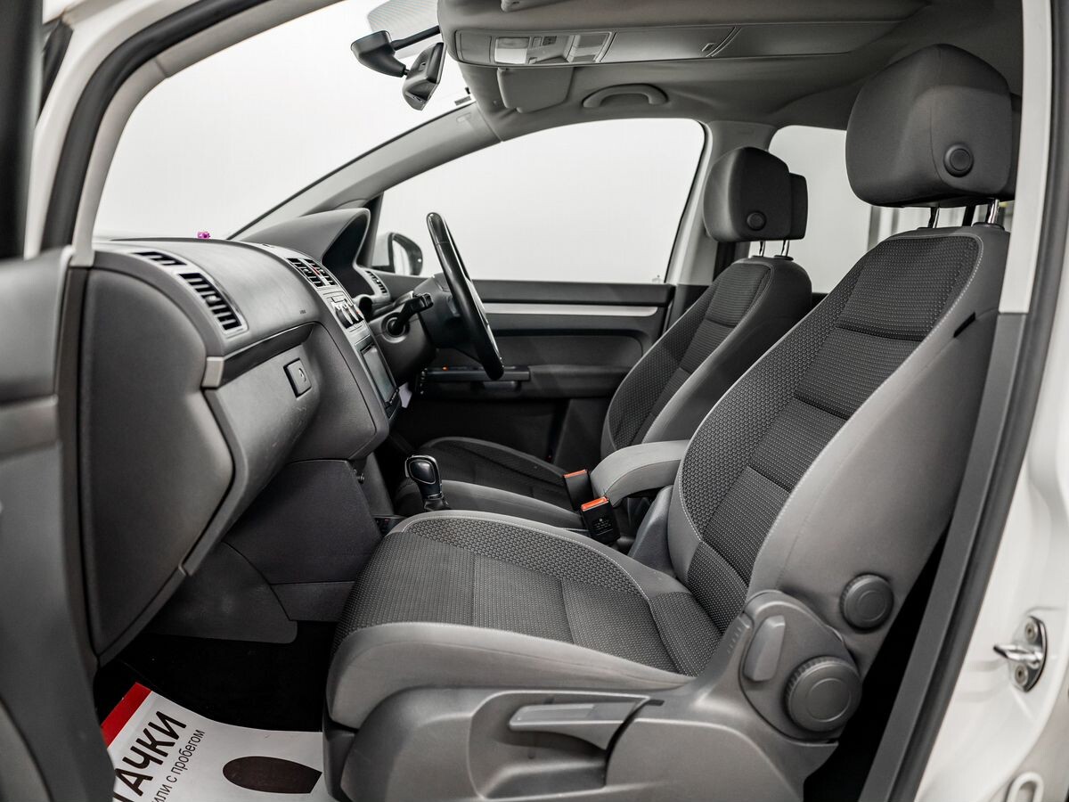 Volkswagen Touran 2012 - фото автомобиля