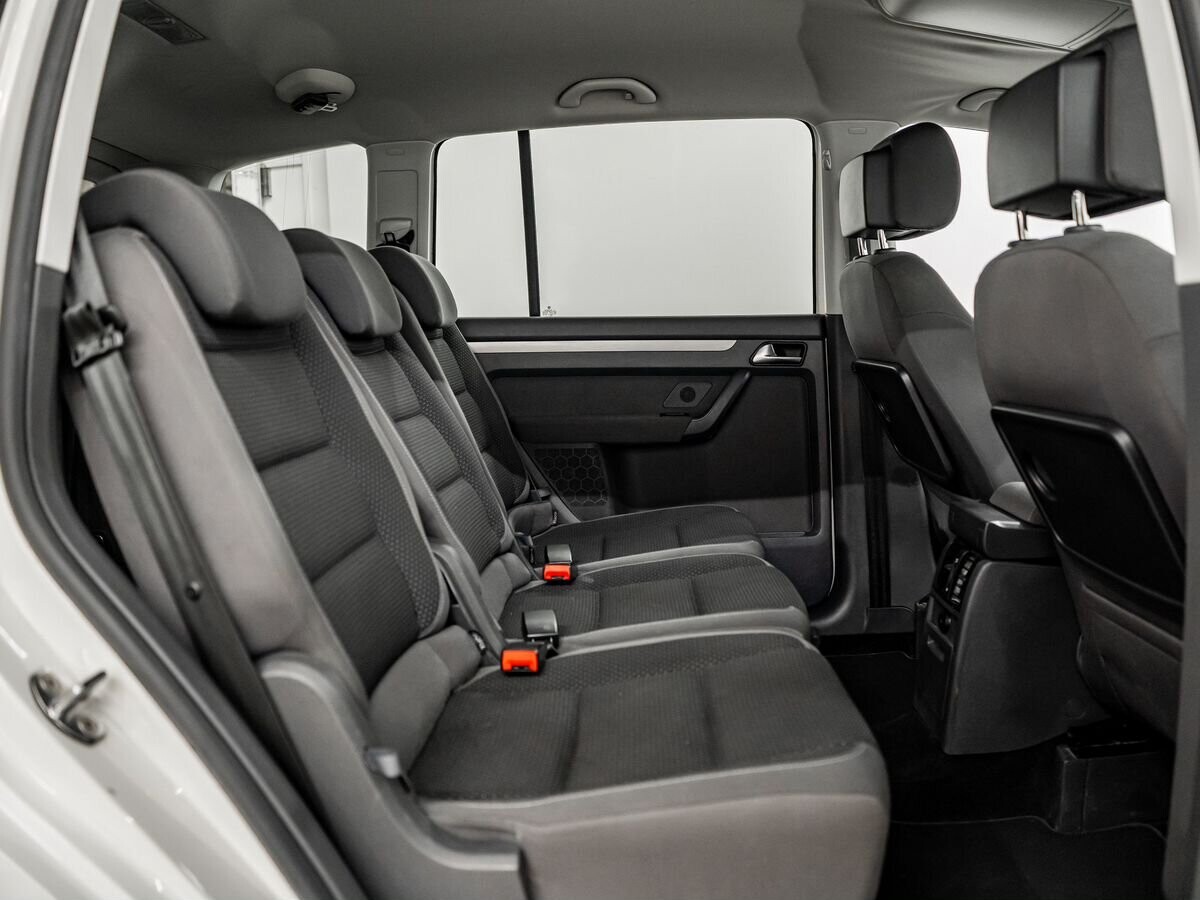Volkswagen Touran 2012 - фото автомобиля