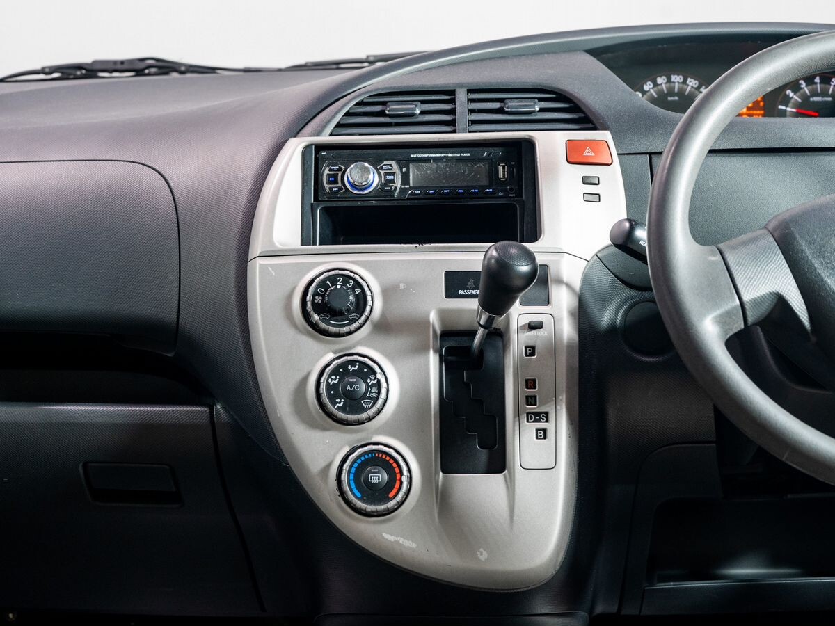 Toyota Ractis 2008 - фото автомобиля