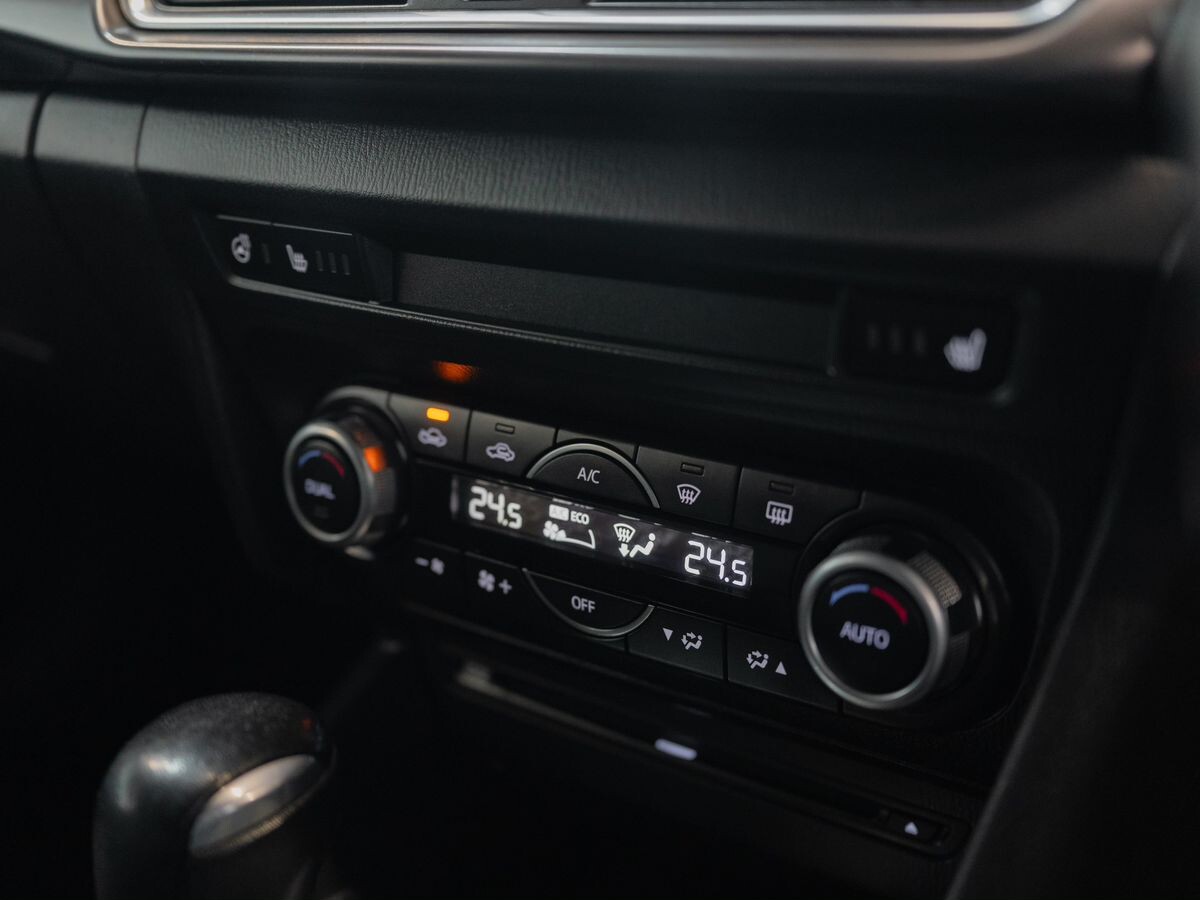 Mazda Axela 2017 - фото автомобиля