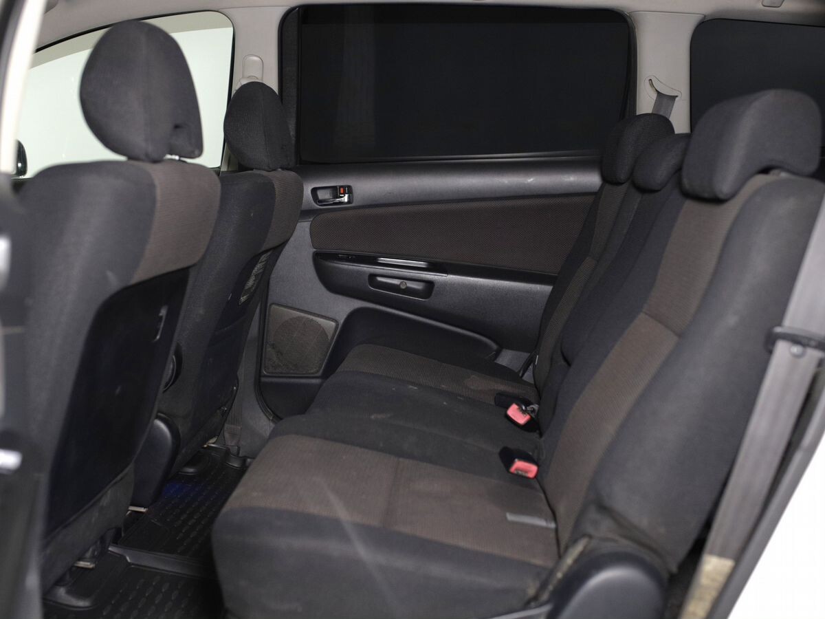 Toyota Wish 2005 - фото автомобиля