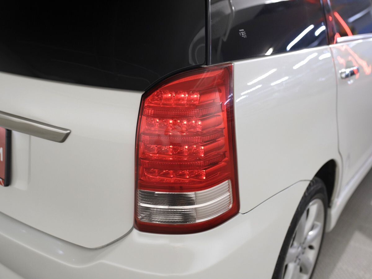 Toyota Wish 2005 - фото автомобиля