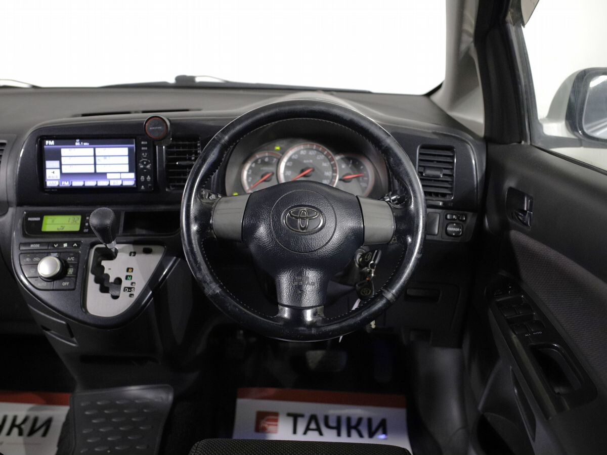 Toyota Wish 2005 - фото автомобиля