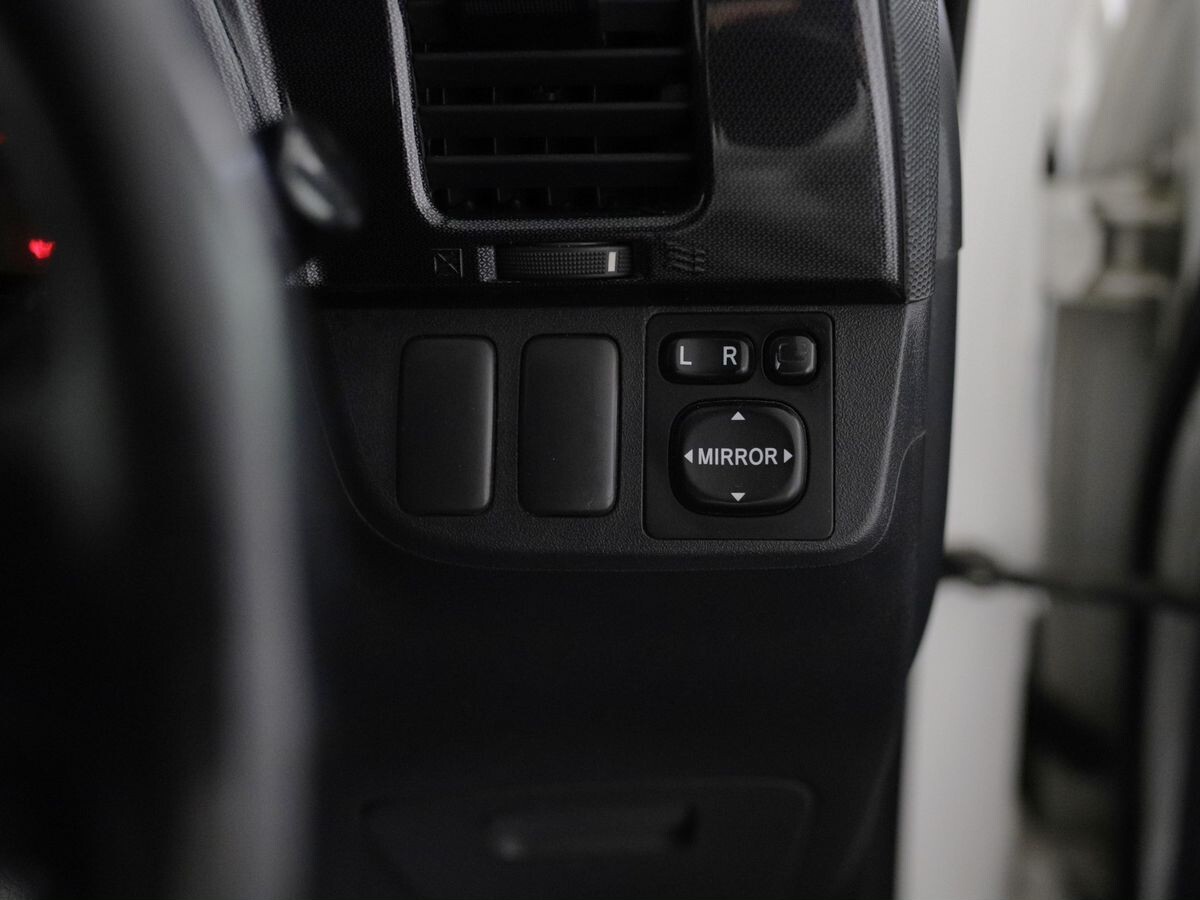 Toyota Wish 2005 - фото автомобиля